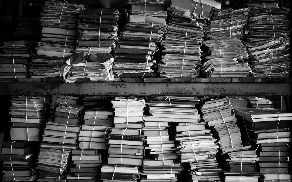 Archiv mit gebundenen Zeitungsjahrgängen und Dokumenten