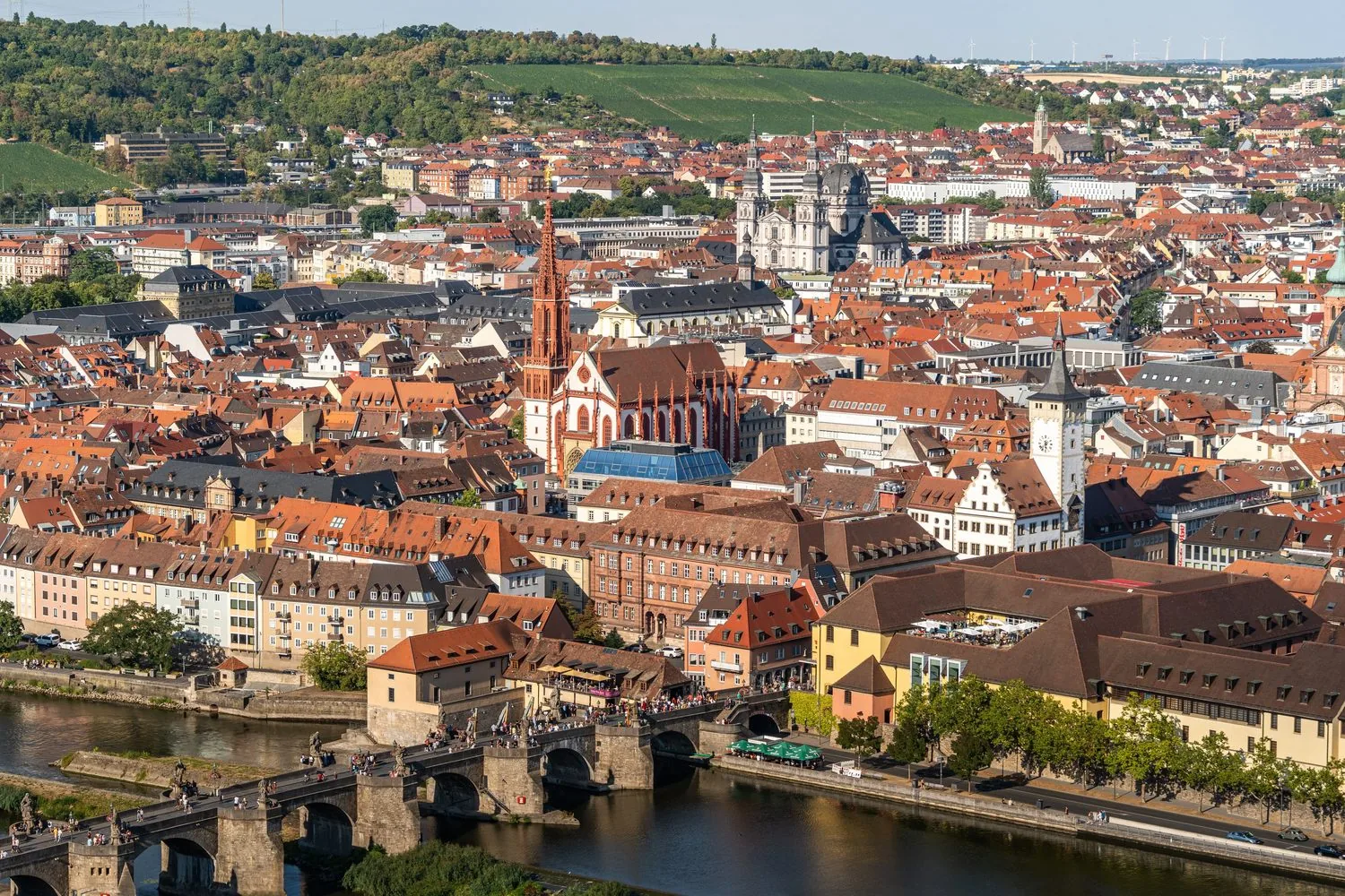 Blick über Würzburg mit Alter Mainbrücke und Altstadt